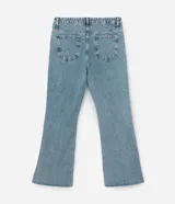 Pantalón de jean celeste con lavado dirty, corte flare, cintura fija con trabillas, cierre con botón y cremallera, y bolsillos.