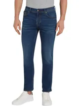 Pantalón de jean azul oscuro, corte recto, con cierre de botón y cremallera, cinco bolsillos y parche con logo de Tommy Hilfiger bordado en la parte trasera.