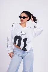 Remerón negro de corte holgado con estampado frontal del número 01 en blanco y la frase "Los Angeles" en las mangas.