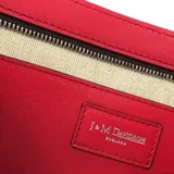 Bandolera roja de cuero con tachas plateadas en los bordes y correa de hombro ajustable.