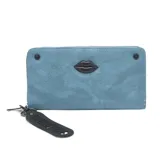 Billetera rectangular azul con cierre de cremallera, aplique metálico con forma de labios y llavero con la inscripción 'DREAMOUTLOUD'.