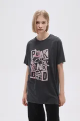 Remera color marrón con estampado de estrellas y texto "Forever Rock Forever Music".
