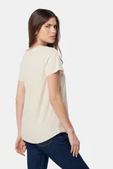 Remera azul de algodón y poliéster, de corte recto, cuello redondo y manga corta.