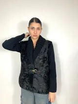Chaqueta negra con frente de cuero con estampado abstracto y cuello de lana merino.