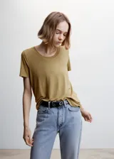 Camiseta color ocre de manga corta con cuello redondo y corte recto.