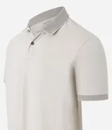 Polo de manga corta color beige, confeccionada en algodón con cuello jacquard y ribete en las mangas.
