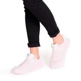Championes Caterpillar Pause Retro T-Toe color rosa con detalles en blanco. Fabricados en cuero gamuzado con forro reciclado, plantilla de espuma EVA y suela de goma.