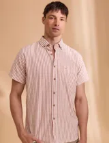 Camisa de manga corta con botones, a rayas verticales color rojo y blanco, con bolsillo en el pecho.