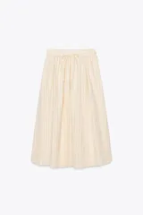 Falda midi de Zara Woman Collection confeccionada en hilatura de algodón color crudo con finas rayas verticales marrones. Tiene tiro medio, cintura elástica ajustable con cordones y bajo evasé.