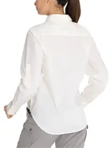 Camisa manga larga color verde oliva, de algodón orgánico con tecnología UPF, con cuello clásico, cierre frontal con botones, dos bolsillos con solapa en el pecho y puños abotonados.