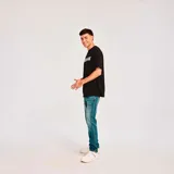 Remera gris jaspeado de manga corta con cuello redondo y logo de Caterpillar estampado en el pecho.