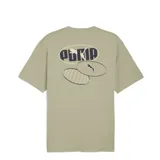 Remera verde de hombre Puma Logo Lab Relax con estampado en la espalda.