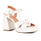 Sandalias de tacón alto color negro, con plataforma y tiras cruzadas sobre el empeine. Cuenta con pulsera al tobillo con hebilla metálica.