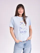 Remera celeste de algodón con estampado de flor y texto "Real View".
