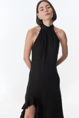 Vestido largo azul de lino, con cuello halter y volados en el ruedo.