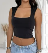 Top negro ajustado al cuerpo, con escote cuadrado y breteles anchos.