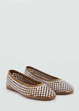 Zapato bajo color marrón con apliques de strass.