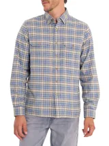 Camisa de franela a cuadros azul, beige y gris, de manga larga, con cuello camisero, cierre frontal con botones de madera, dos bolsillos con botón en el pecho y calce regular.