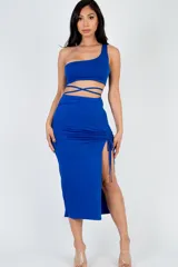 Conjunto de falda y top fucsia. Falda midi con tajo lateral, frunce y cordón ajustable.