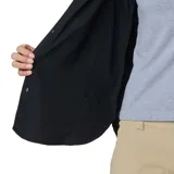 Camisa de manga larga Columbia Silver Ridge Utility, color negro, con protección solar FPU 50 y tecnología hidroabsorbente Omni-Wick. Cuenta con ventilación, bolsillo en el pecho y está hecha de material reciclado.