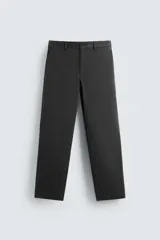 Pantalón chino de vestir negro, corte slim fit, con bolsillos laterales y traseros. Cierre frontal con cremallera y botón.