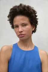 Vestido negro de corte holgado, largo midi o maxi, sin mangas y con cuello redondo.