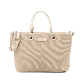 Cartera tipo shopper color taupe, confeccionada en símil cuero texturizado. Tiene doble asa de mano, correa bandolera regulable y herrajes plateados. El acceso es con cierre y cuenta con un compartimento principal con bolsillos internos, uno con cierre y dos abiertos.