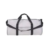 Bolso deportivo New Balance Large Duffel, color blanco con detalles en negro. Cuenta con asas de mano y correa ajustable para el hombro, compartimento principal con cierre y bolsillo exterior con cierre.