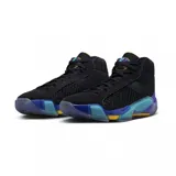 Zapatillas de baloncesto color negro con detalles en azul y amarillo, cuentan con una parte superior segura y amortiguación de perfil bajo.