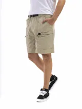 Bermuda color beige con cinturón elástico ajustable, bolsillos laterales con cierre y bolsillos traseros con botón.