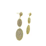 Aros colgantes largos con tres esferas de hilos dorados brillantes.