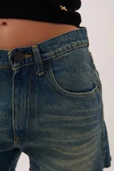 Short de denim azul con acabado desgastado y ajuste a la cintura, ideal para la temporada de verano.