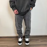 Pantalón de jean gris oscuro, corte mom, de tiro alto y pierna recta.