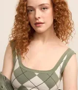 Blusa sin mangas color verde con estampado de cuadros argyle.