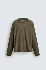 Sudadera color caqui con cuello redondo y manga larga. Tejido con textura y efecto lavado.