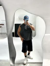 Remera sin mangas gris con efecto acid wash, corte holgado y largo semi boxy.