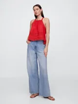 Musculosa roja con escote cuadrado y tirantes anchos, con detalles de encaje en el borde del escote y en el ruedo inferior.