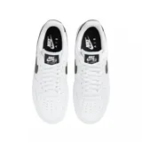 Zapatillas Nike Air Force 1 color beige con detalles en crema, suela blanca y base color caramelo.