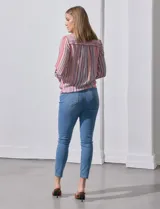 Blusa de manga larga con rayas verticales multicolores, cuello mao, bolsillo en el pecho y nudo en la parte delantera.