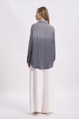 Camisa gris de corte holgado, con cuello clásico y mangas 3/4.