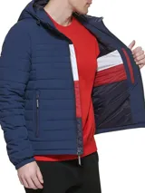 Campera acolchada azul marino con capucha, cierre frontal con cremallera y bolsillos laterales con cierre.