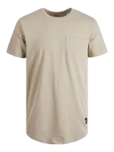 Camiseta color beige de manga corta y cuello redondo, corte largo y dobladillo curvo.