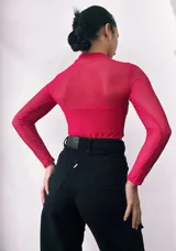 Body de malla color rojo, con corte ajustado y mangas largas.