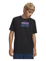 Remera deportiva Under Armour de manga corta, color negro, con el logo de la marca estampado en el pecho en bloques de color degradado (violeta y azul).