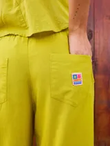 Pantalón fucsia de corte palazzo, con cintura elastizada.