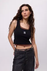 Musculosa marrón de lycra y algodón, con logo bordado en color amarillo.