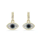 Par de aros colgantes Swarovski Symbolica con forma de ojo turco. Los aros son dorados y están adornados con cristales transparentes, azules y negros. El dije del ojo turco es abovedado y está adornado con pavé transparente, azul y negro.