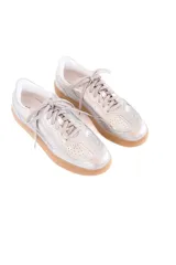 Championes plateados con detalles en cuero vacuno, suela de goma flexible y taco plano.