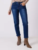 Jean skinny de mujer, color azul oscuro con efecto lavado, tiro medio, con pretina, botón, cierre y bolsillos delanteros y traseros.