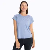 Remera deportiva de manga corta color celeste, con cuello redondo y logo reflectante en el pecho. Confeccionada con tecnología Swiftdry y protección UPF50+.